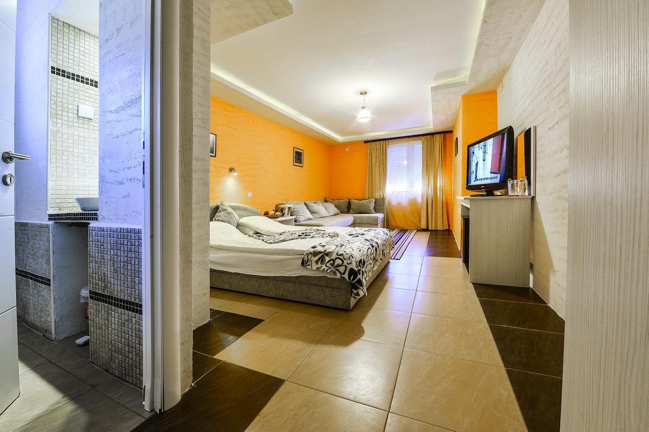 Hôtel Vila Etna à Ugrinovci  Extérieur photo