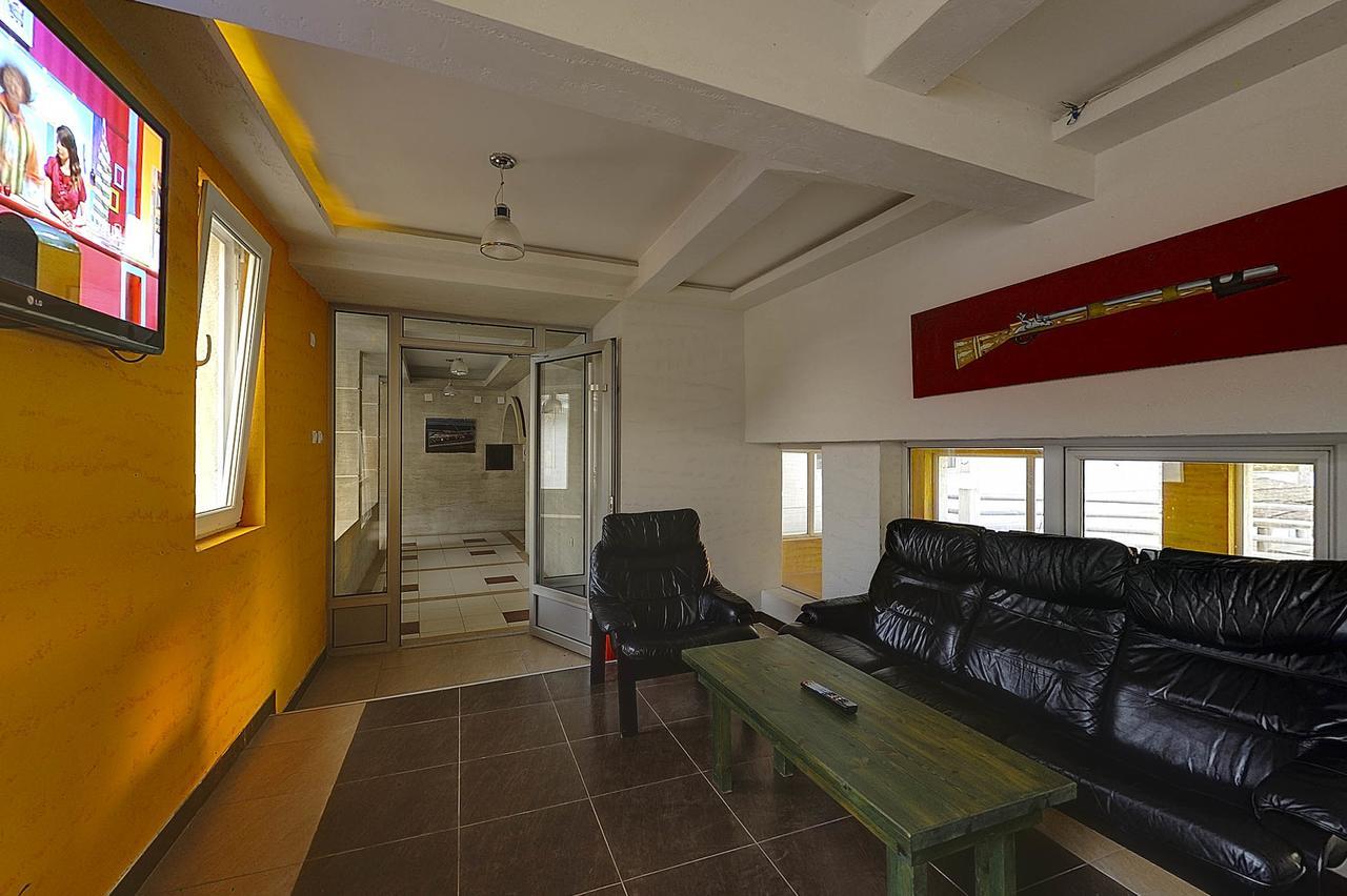 Hôtel Vila Etna à Ugrinovci  Extérieur photo